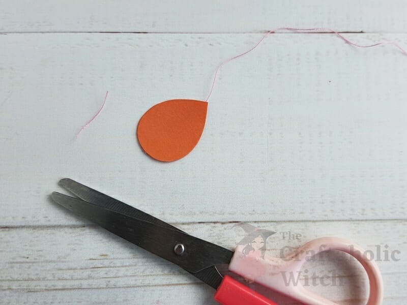 making mobile - Step 3: Attaching Patterns with the String