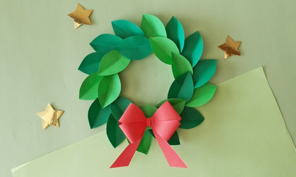 Easy Paper Christmas Wreath Craft for Kids (+Free Template) 12 christmas wreath craft for kids