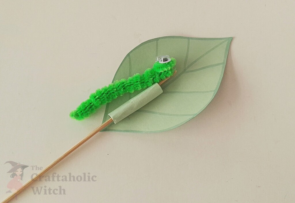 Pipecleaner Caterpillar Step 12 - Easy Moving Caterpillar Craft for Kids (Free template + Video Tutorial)