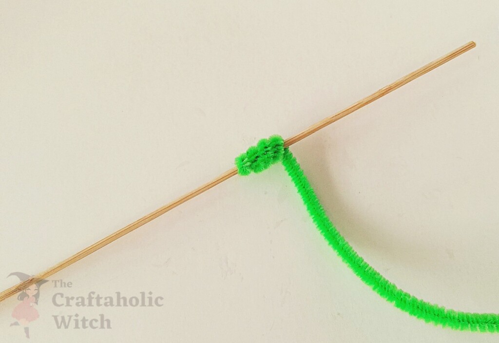 Pipecleaner Caterpillar Step 4 - Easy Moving Caterpillar Craft for Kids (Free template + Video Tutorial)