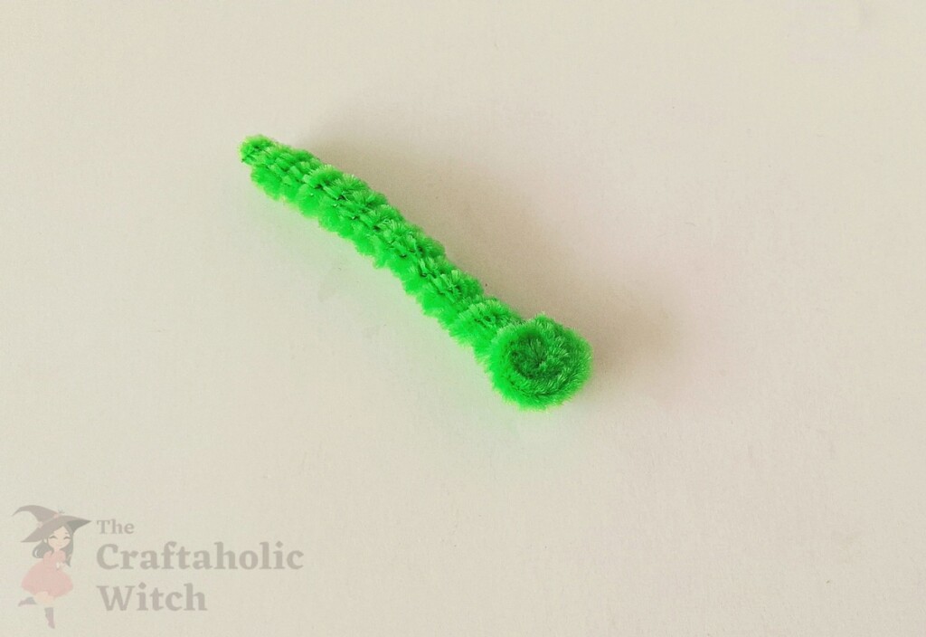 Pipecleaner Caterpillar Step 8 - Easy Moving Caterpillar Craft for Kids (Free template + Video Tutorial)