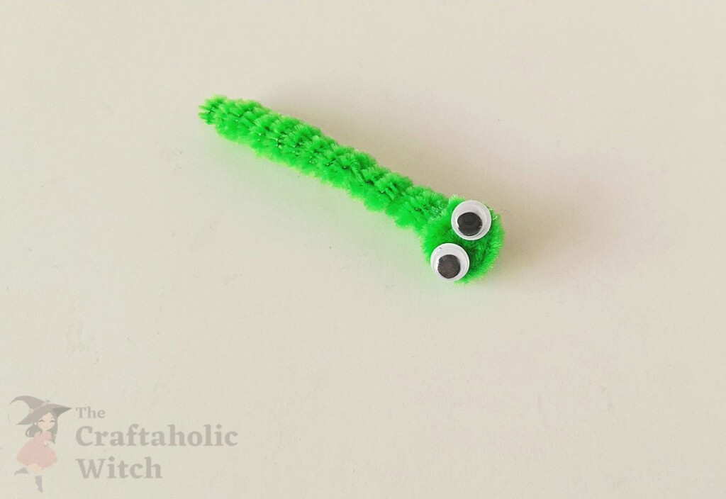 Pipecleaner Caterpillar Step 9 - Easy Moving Caterpillar Craft for Kids (Free template + Video Tutorial)