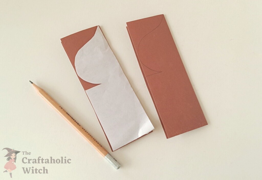 Ramadan decor step 3 - trace template Template aligned on folded paper with pencil tracing the dome pattern for Ramadan papercraft decor