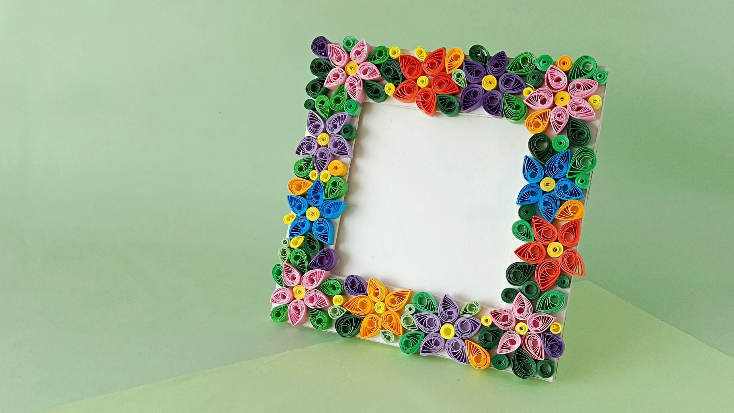 Paper quilling photo frame tutorial overview Paper quilling photo frame tutorial overview showing the completed frame with quilled flower decorations