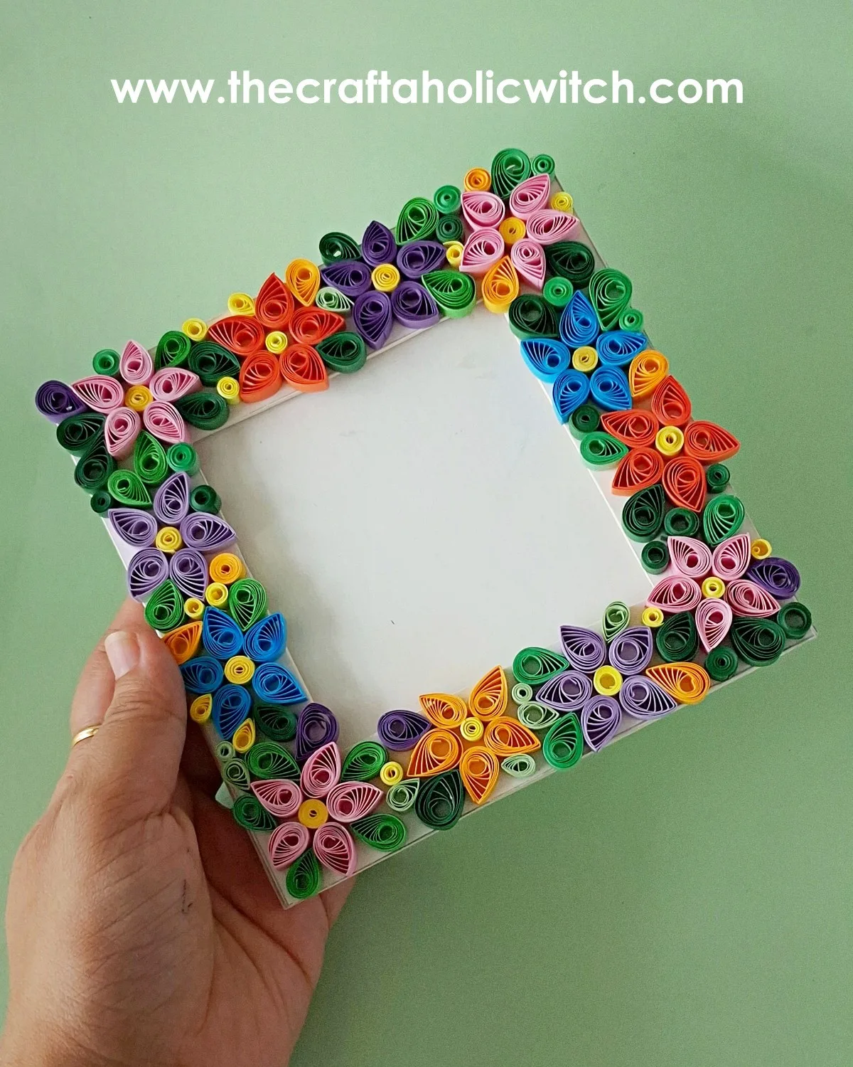 Pin this paper quilling photo frame tutorial How to make a paper quilling photo frame with colorful quilled flowers pin