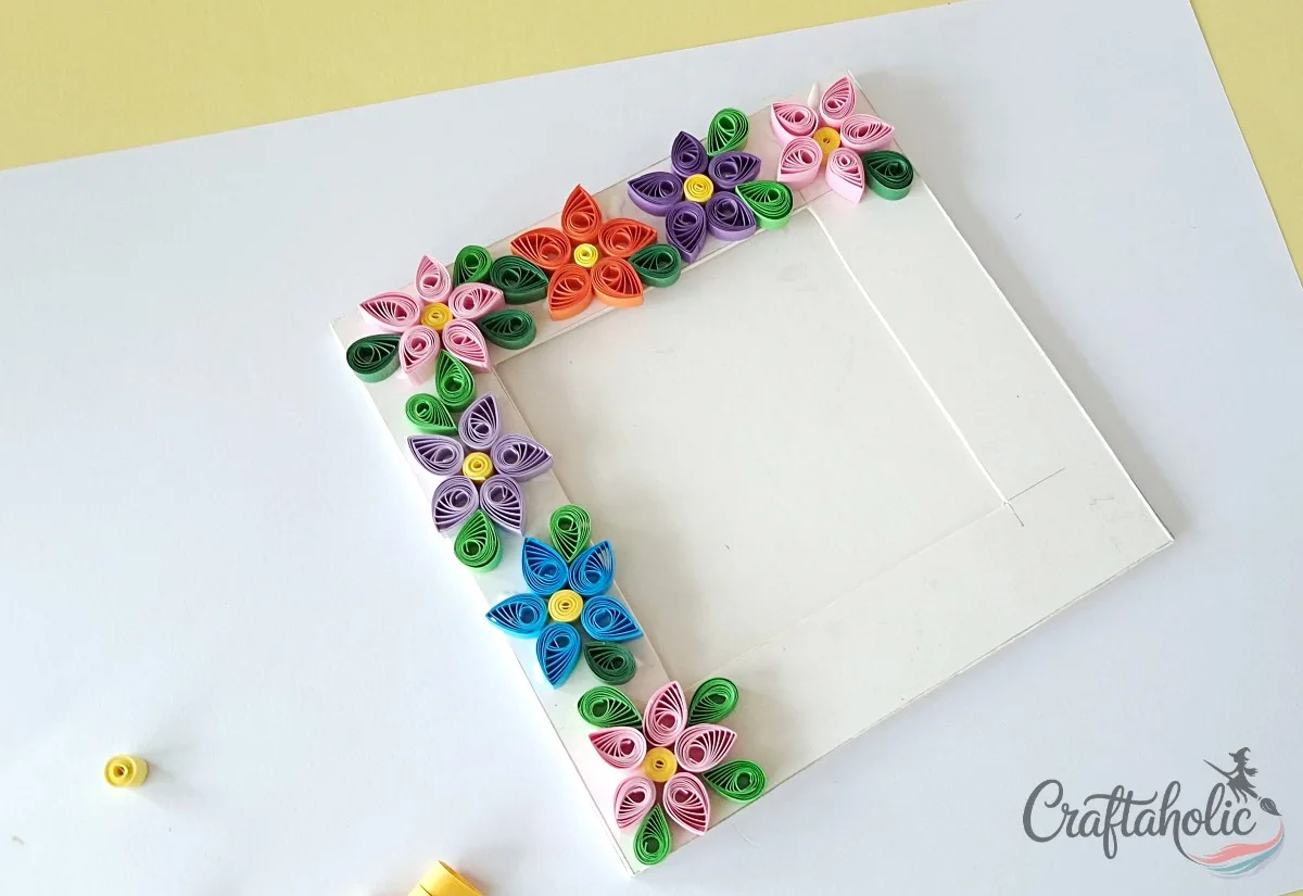 Fill each side neatly Filling each side of the photo frame neatly with quilled patterns