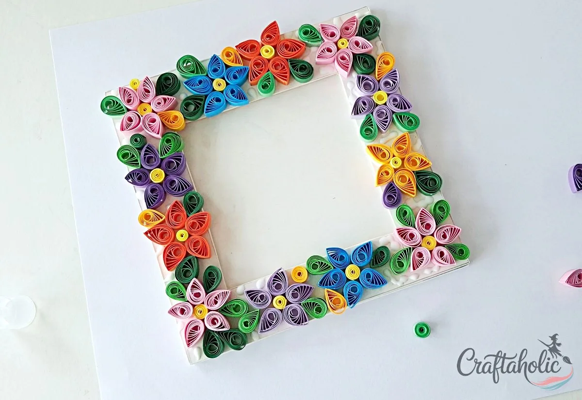 Fill bigger gaps with leaves Filling bigger gaps on the frame with quilled leaves