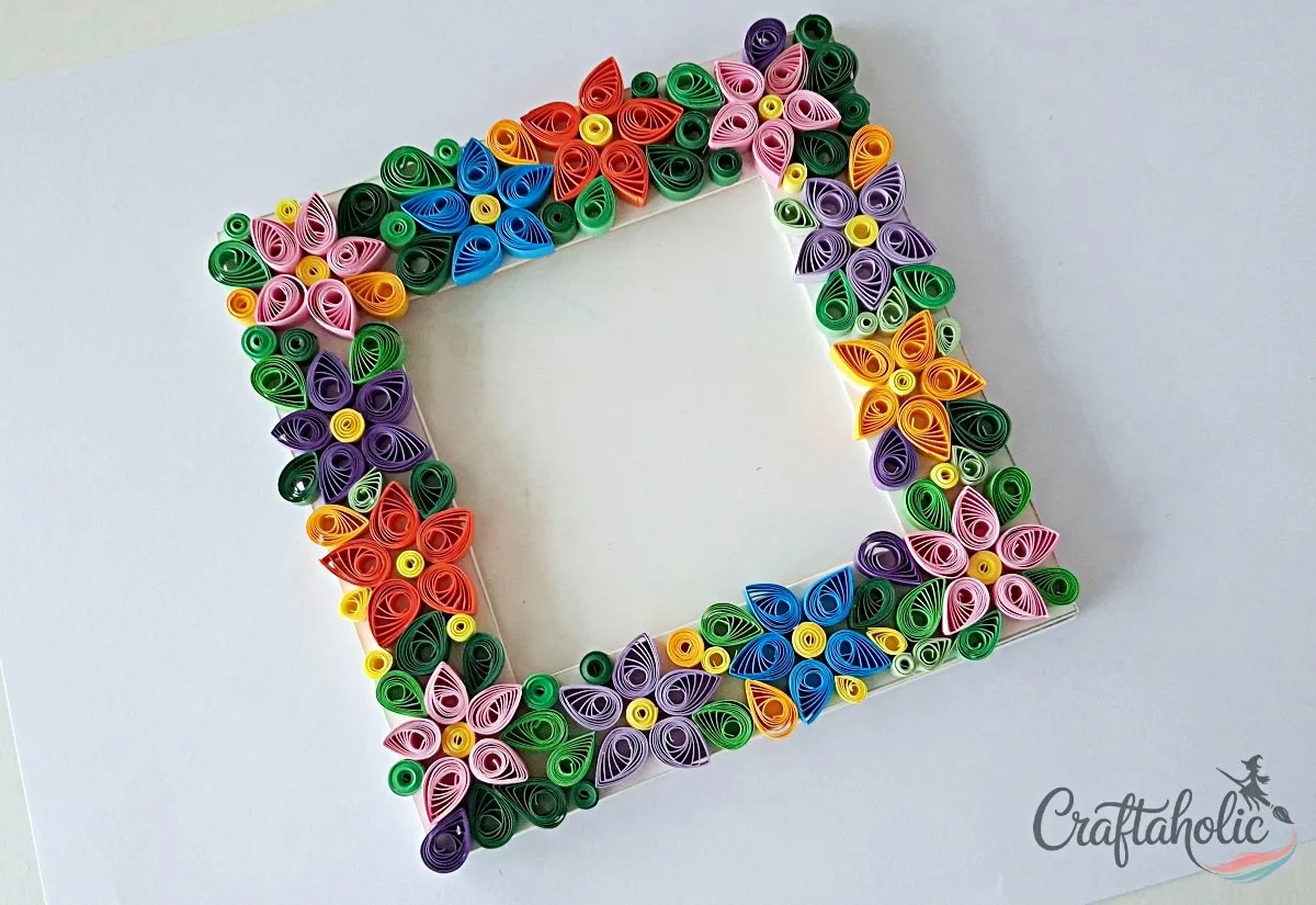 Fill smaller gaps with coils Filling smaller gaps with loose coils and tight coils on the quilled frame