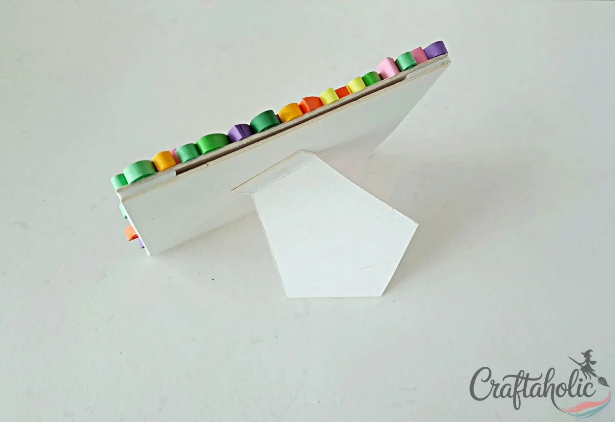 Check the stand Testing the stand on the finished paper quilling photo frame