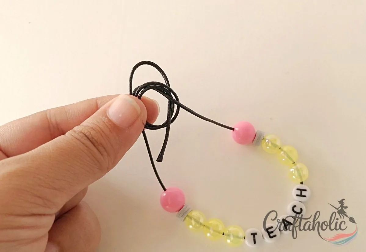 Threading the left end through the loops Inserting the left cord end through the loop from behind