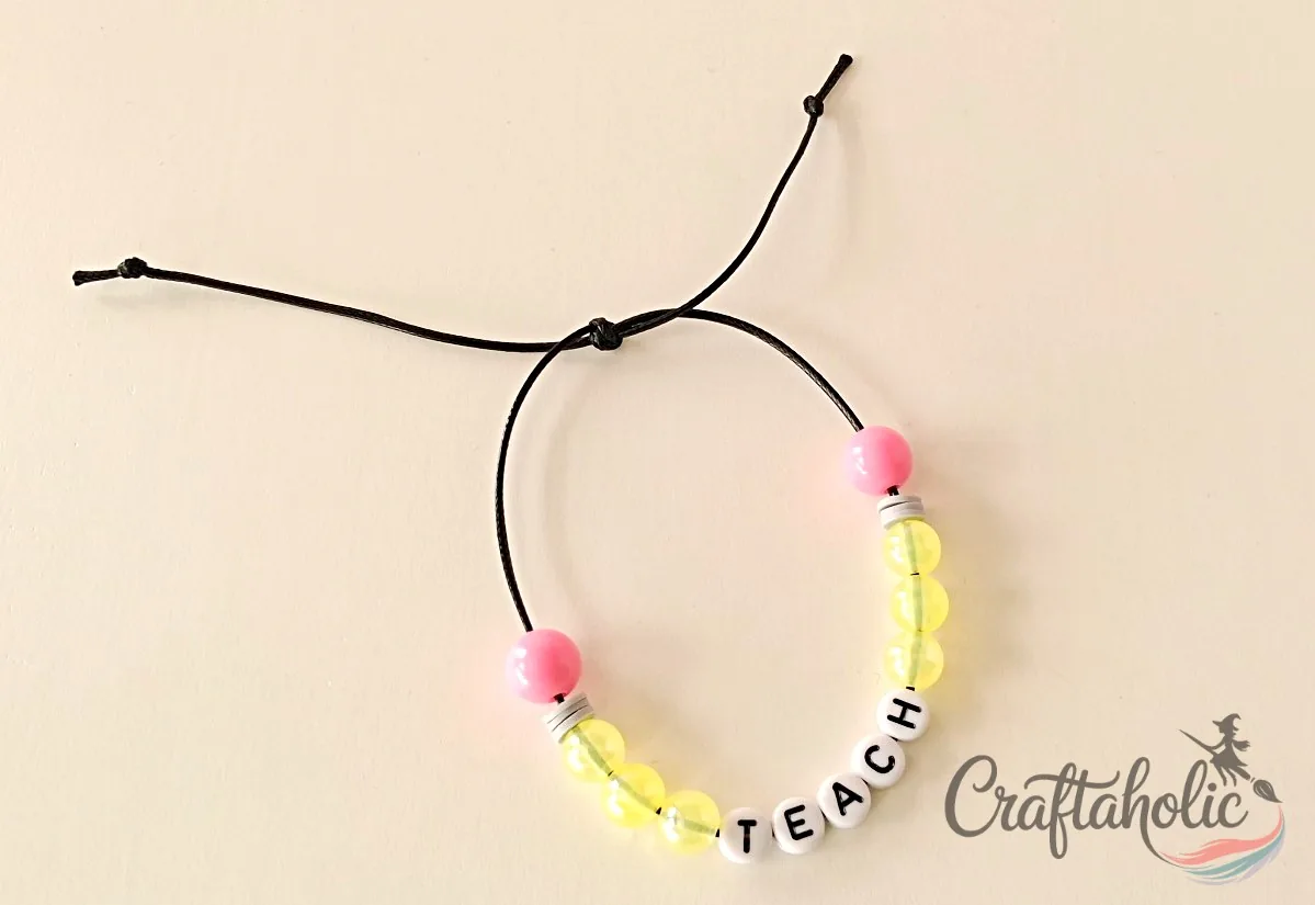Finished bracelet with the sliding knot tested Finished adjustable beaded bracelet with a sliding knot closure