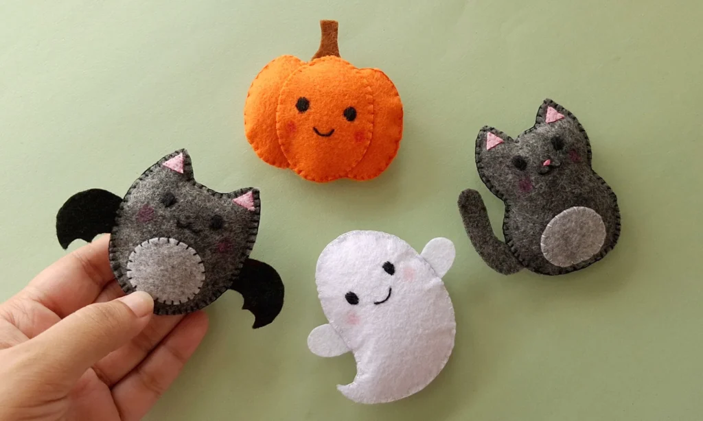 4 Easy to Make Felt Halloween Plushies (Bat, Cat, Ghost, Pumpkin) + Pattern