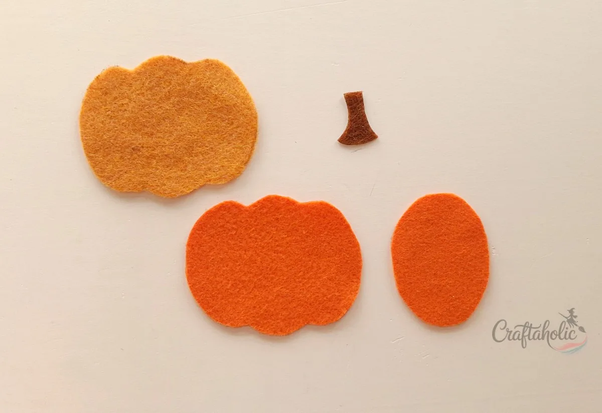 4 Easy to Make Felt Halloween Plushies (Bat, Cat, Ghost, Pumpkin) + Pattern 15 Tracing and cutting felt pumpkin plush pattern pieces