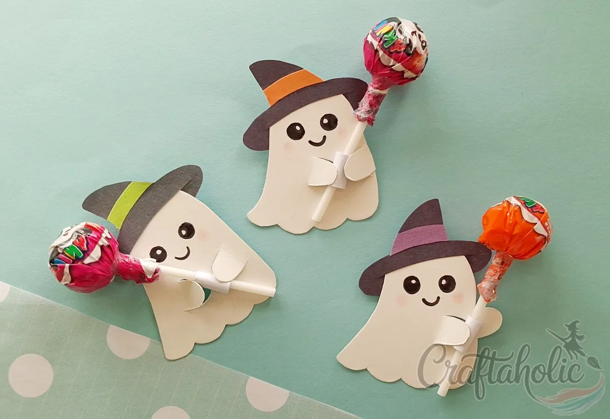 Sliding a lollipop into the sleeve Finished ghost lollipop holder with a lollipop inserted through the paper roll