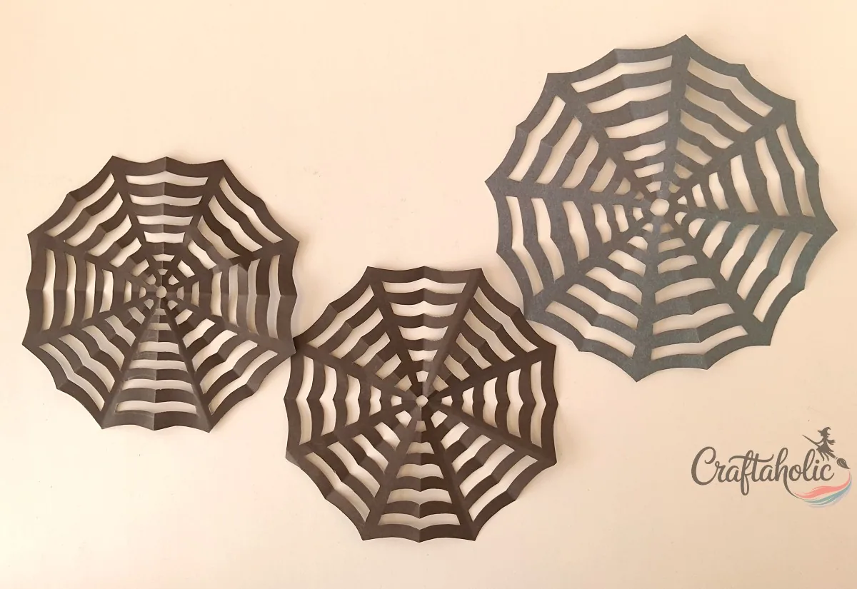 Paper spider webs in different sizes for the Halloween wall art